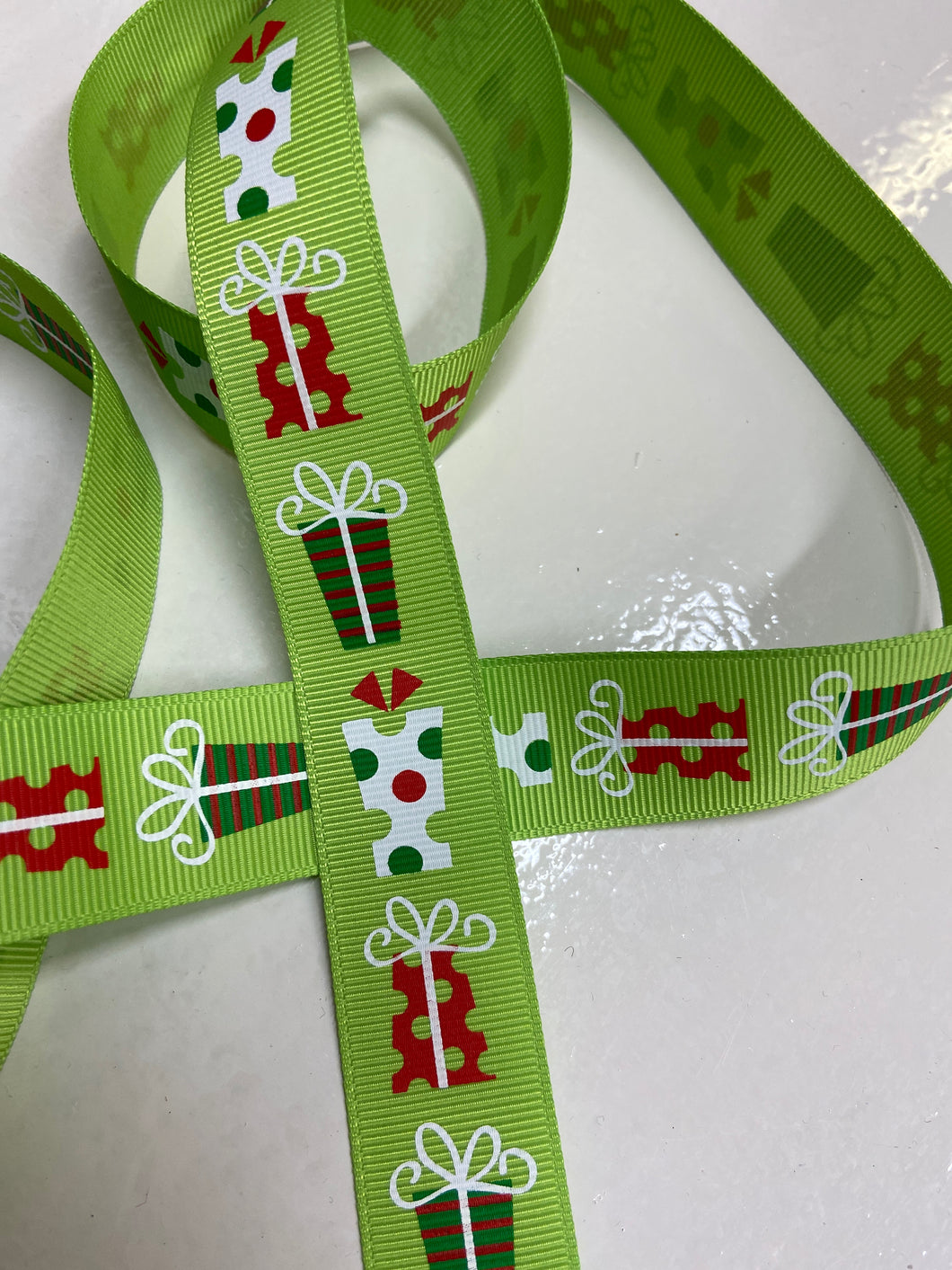 Jólaborði með mynd af pökkum