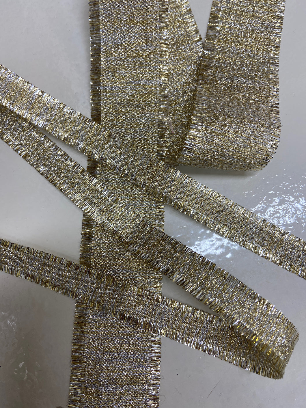 Gull og silfur borði