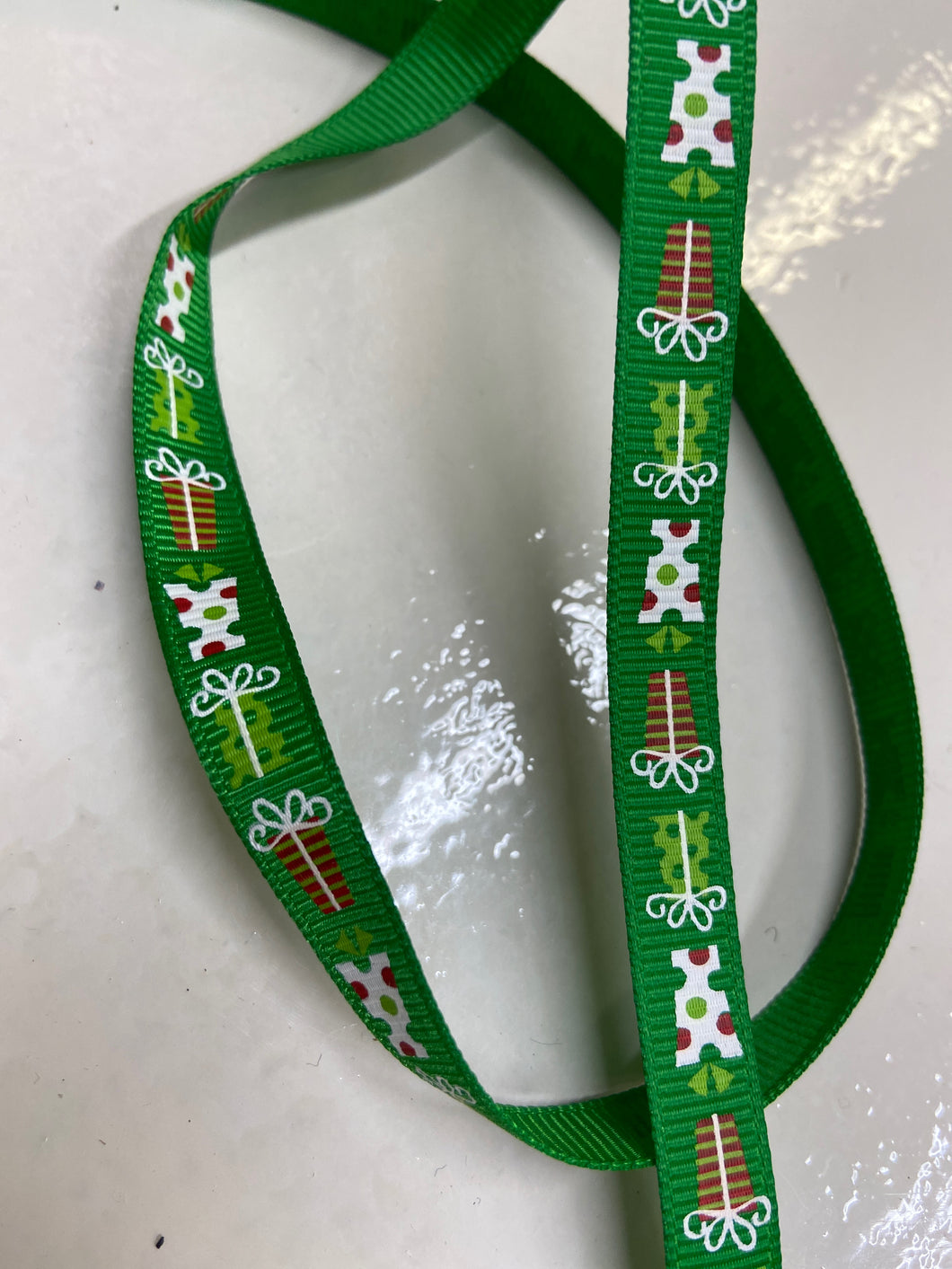 Jólaborði með mynd af pökkum