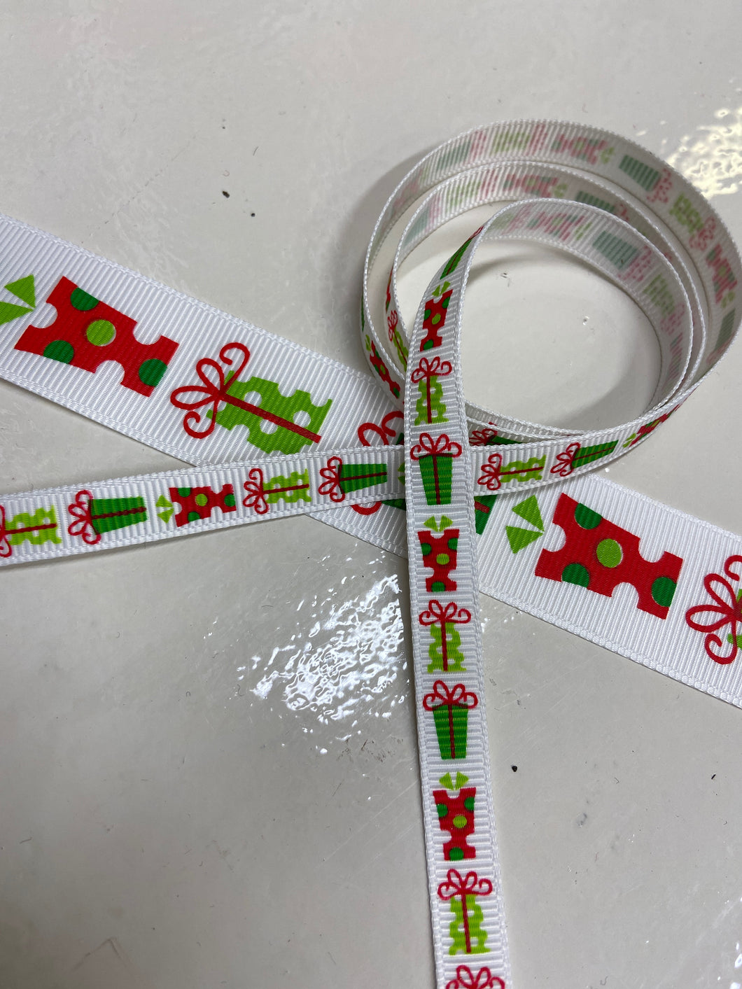 Jólaborðar með mynd af pökkum